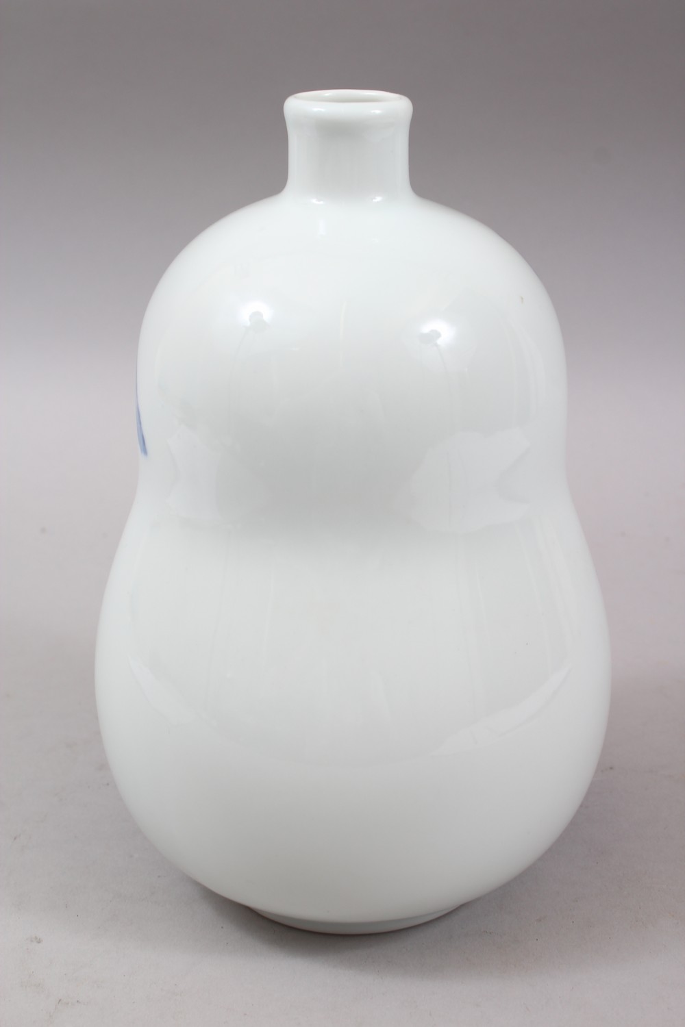 A GOOD 20TH CENTURY JAPANESE BLUE & WHITE ARITA STYLE PORCELAIN DOUBLE GOURD VASE, the body - Image 2 of 6