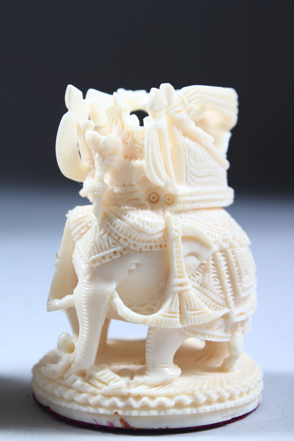 A GOOD 19TH / 20TH CENTURY INDIAN CARVED IVORY CHESS SET IN ORIGINAL BOX, from 10cm high down to 2. - Image 11 of 12