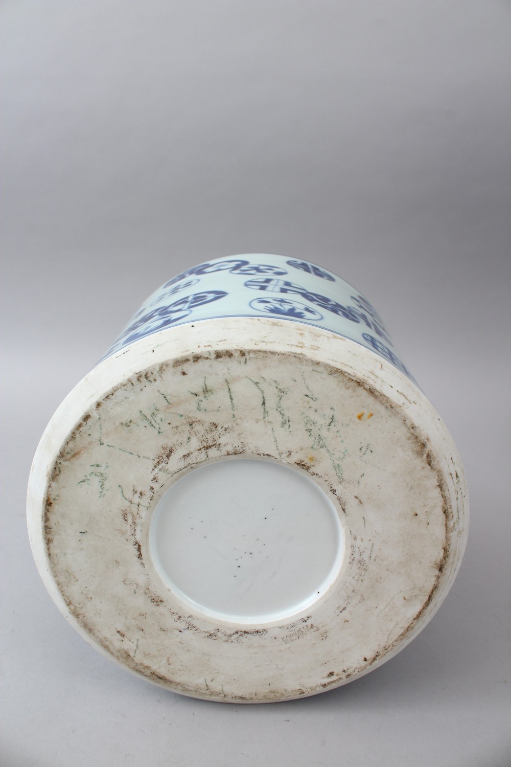 A GOOD 19TH / 20TH CENTURY CHINESE BLUE & WHITE PORCELAIN JARDINIERE, the body of the pot - Image 8 of 8