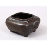 A GOOD 17TH / 18TH CENTURY CHINESE BRONZE CENSER, the small censer stood on four moulded feet with