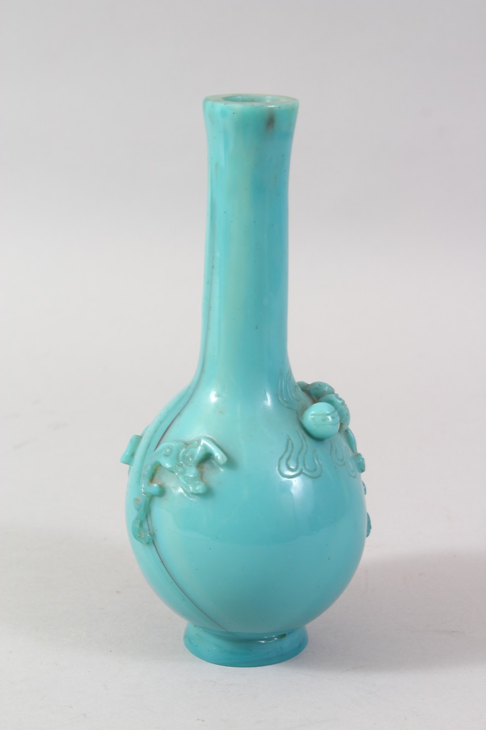 A GOOD 19TH CENTURY CHINESE PEKING GLASS BOTTLE VASE, with moulded decoration to the body - Image 2 of 5