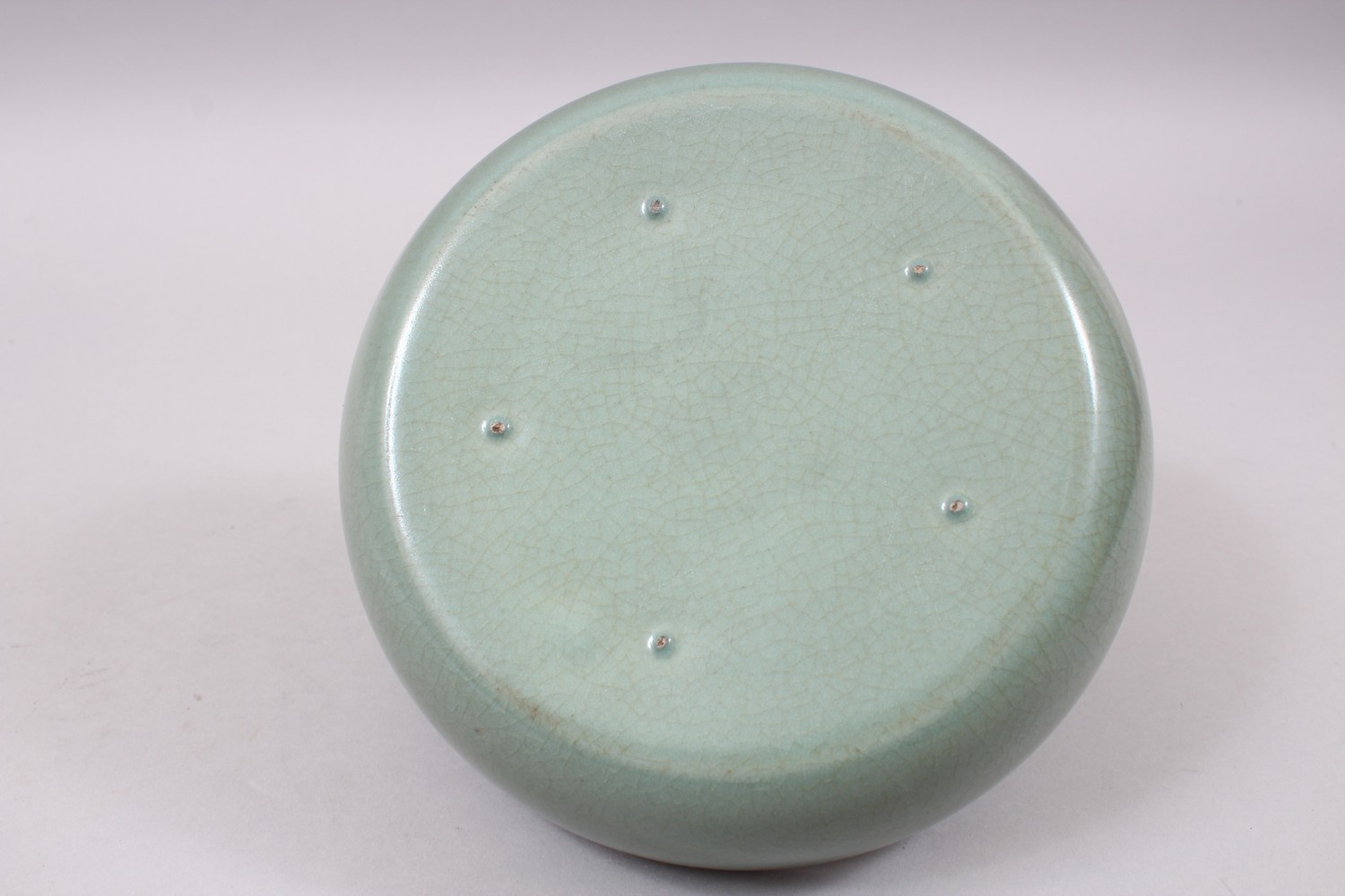 A GOOD CHINESE PORCELAIN RU WARE CELADON COLOURED DISH, the dish with incised chinese calligraphy - Image 3 of 3
