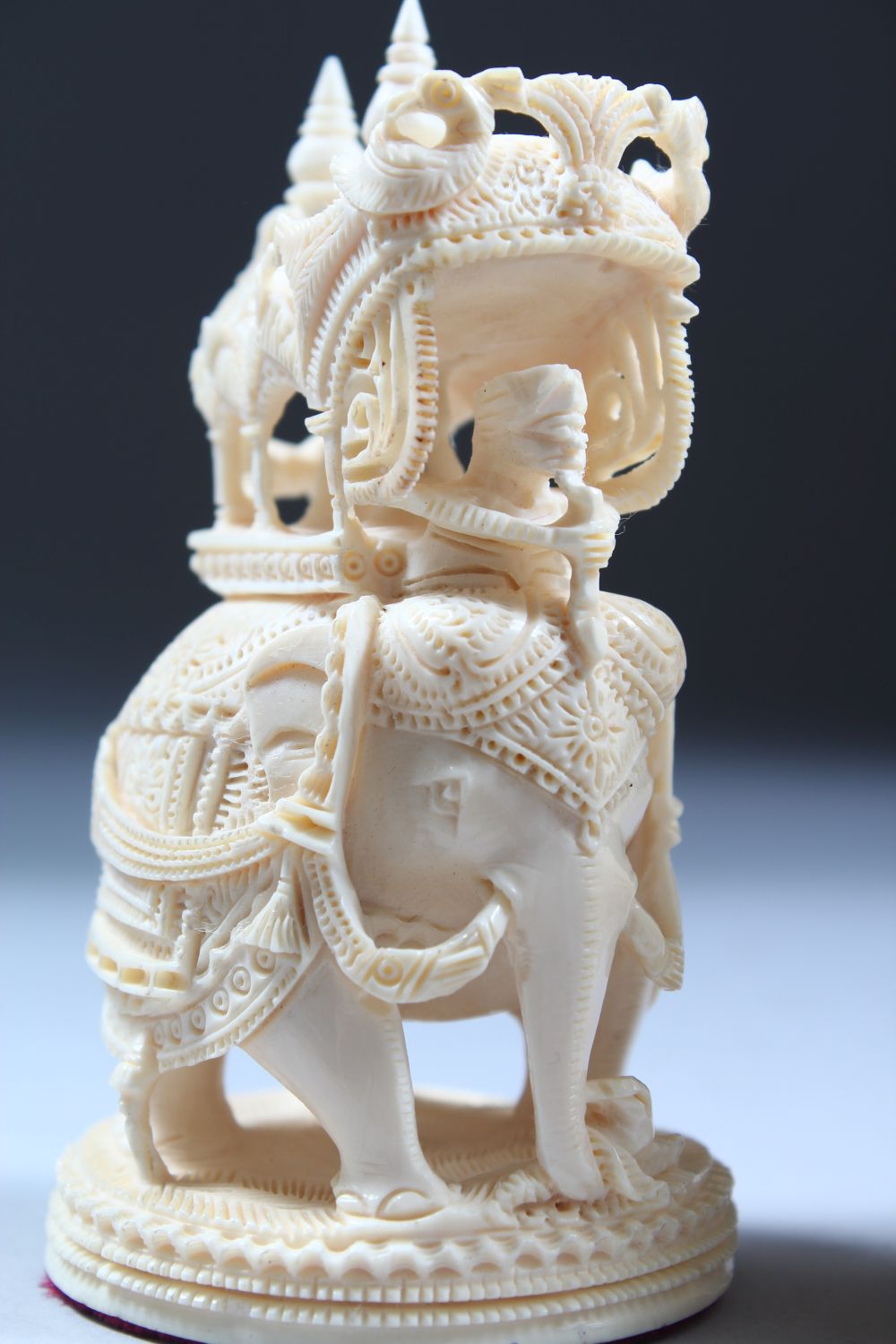 A GOOD 19TH / 20TH CENTURY INDIAN CARVED IVORY CHESS SET IN ORIGINAL BOX, from 10cm high down to 2. - Image 6 of 12