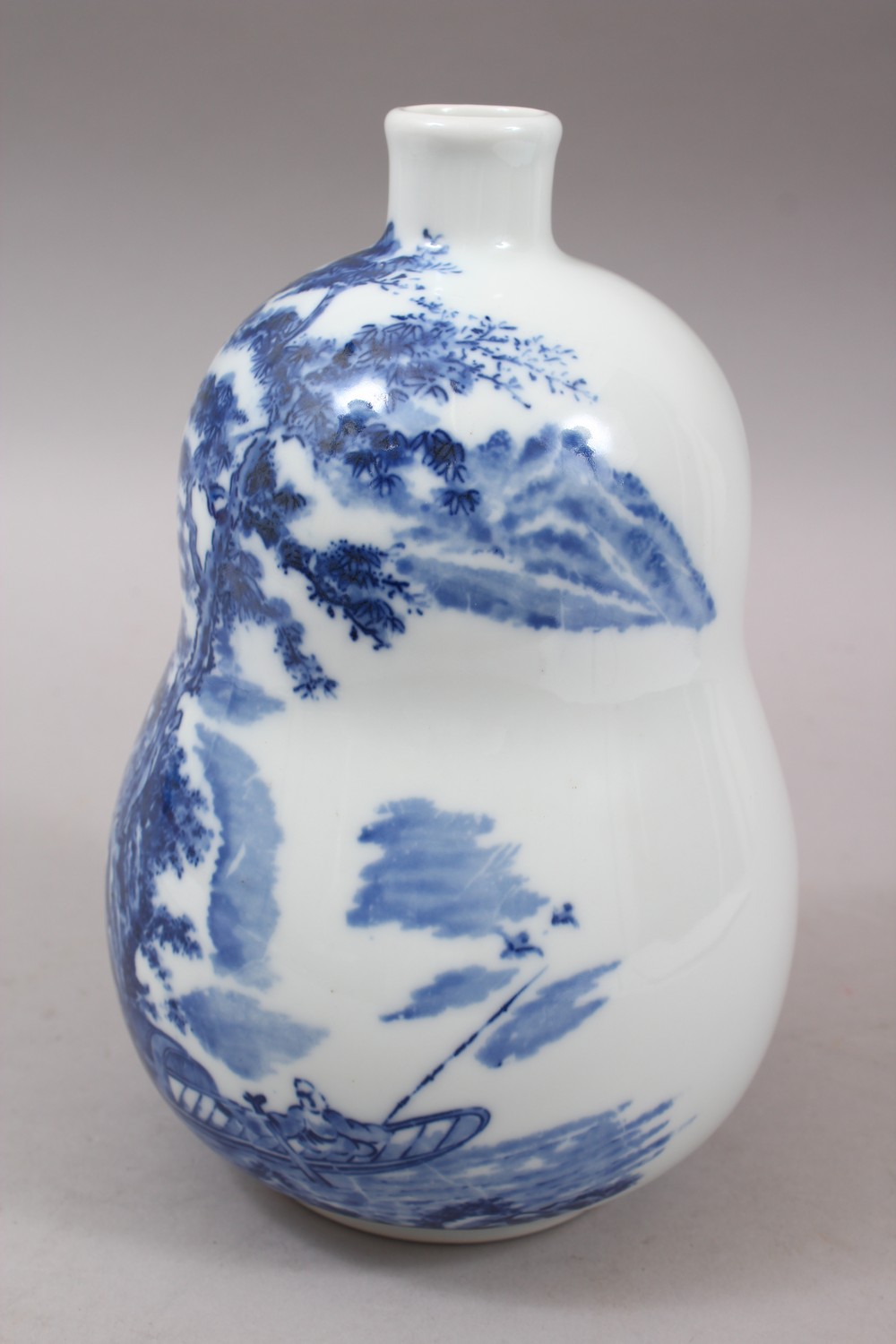 A GOOD 20TH CENTURY JAPANESE BLUE & WHITE ARITA STYLE PORCELAIN DOUBLE GOURD VASE, the body - Image 3 of 6