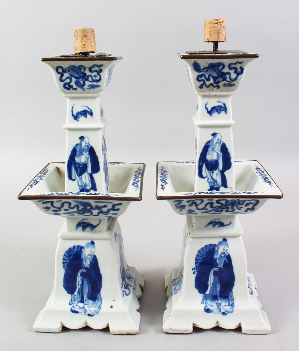 A GOOD PAIR OF 19TH CENTURY CHINESE / INDO CHINESE BLUE & WHITE PORCELAIN ALTER STICKS, the body