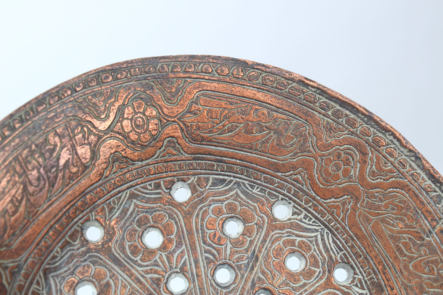 AN UNUSUAL 18TH/19TH CENTURY PERSIAN COPPER STRAINER, with engraved decoration 38 cm long. - Image 6 of 6