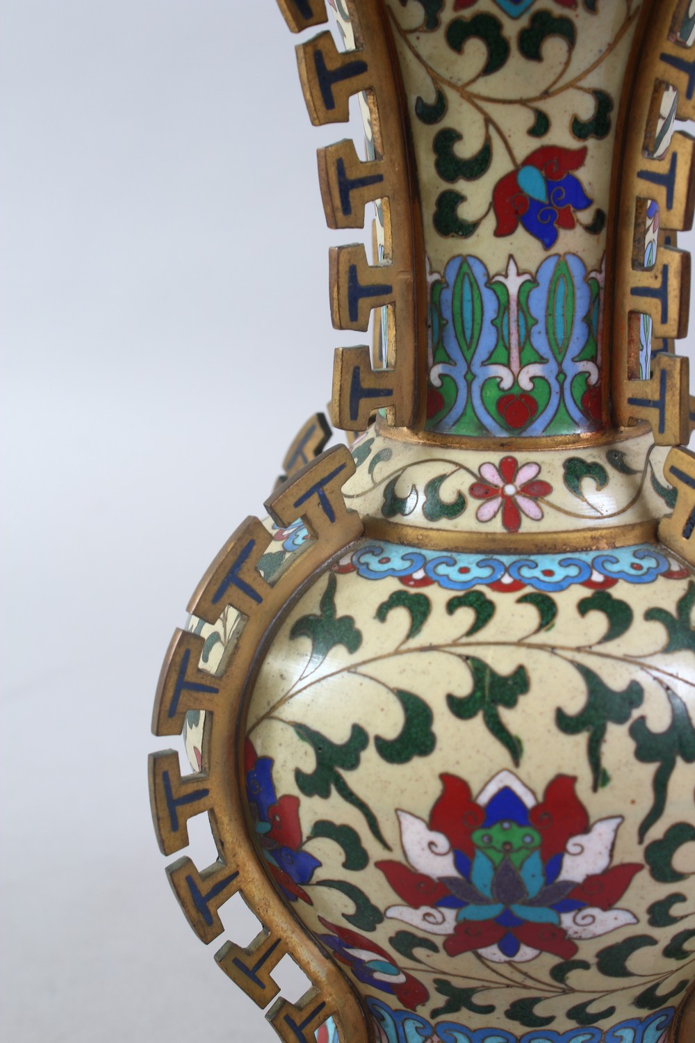 A FINE QUALITY 20TH CENTURY CHINESE CLOISONNE VASE, the vase with a pale yellow ground with formal - Image 6 of 8