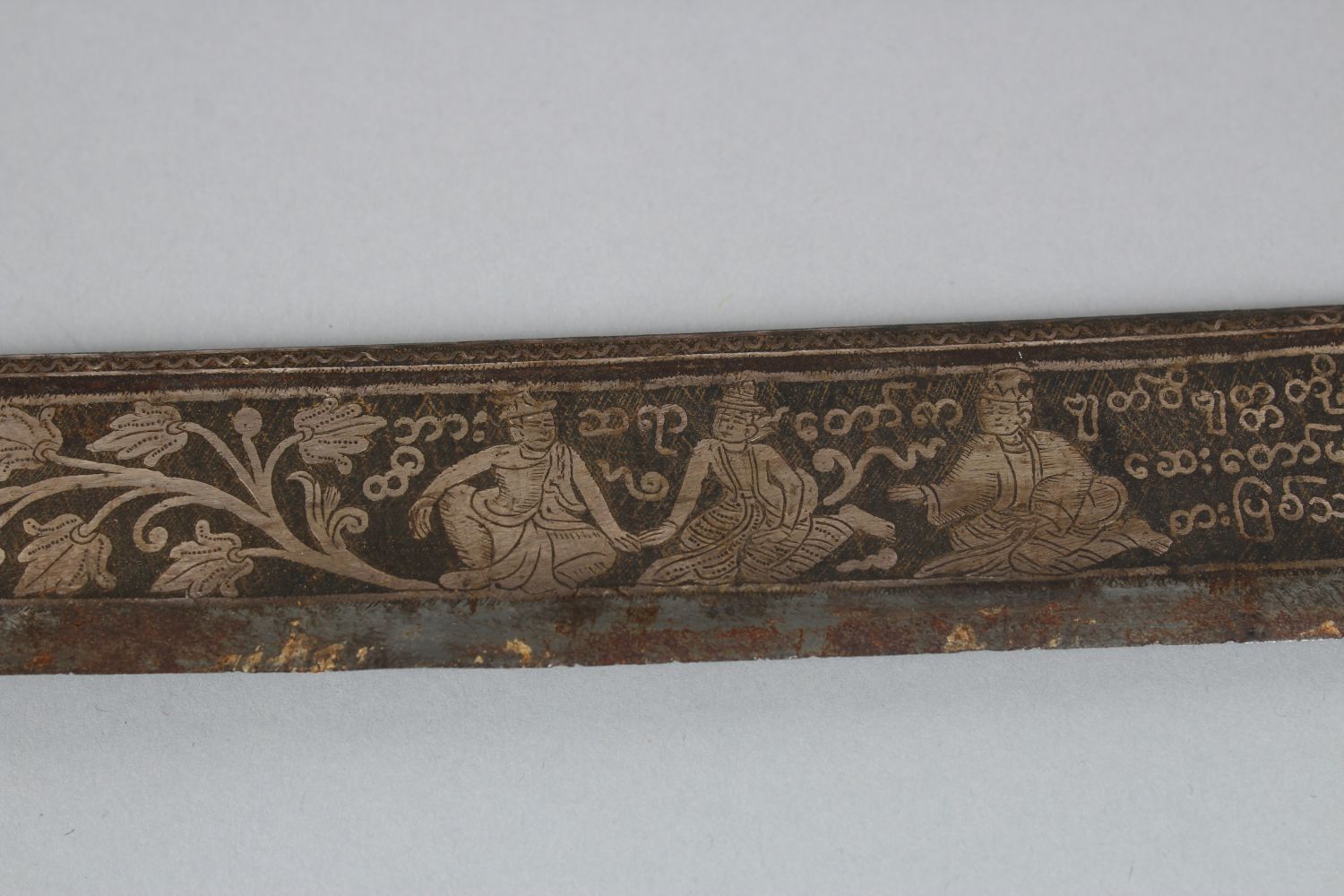 A 19TH CENTURY NIELLO INLAID SILVER HILTED BURMESE DHA SWORD, with fine silver inlaid blade and - Image 5 of 14