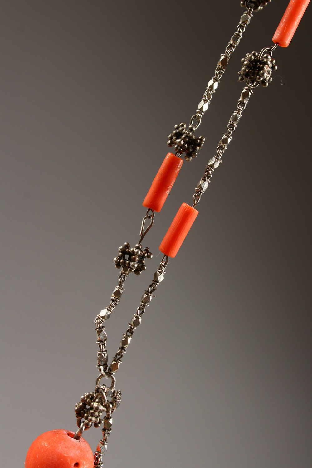 AN INDIAN CORAL AND WHITE METAL NECKLACE, 90CM LONG. - Image 3 of 7