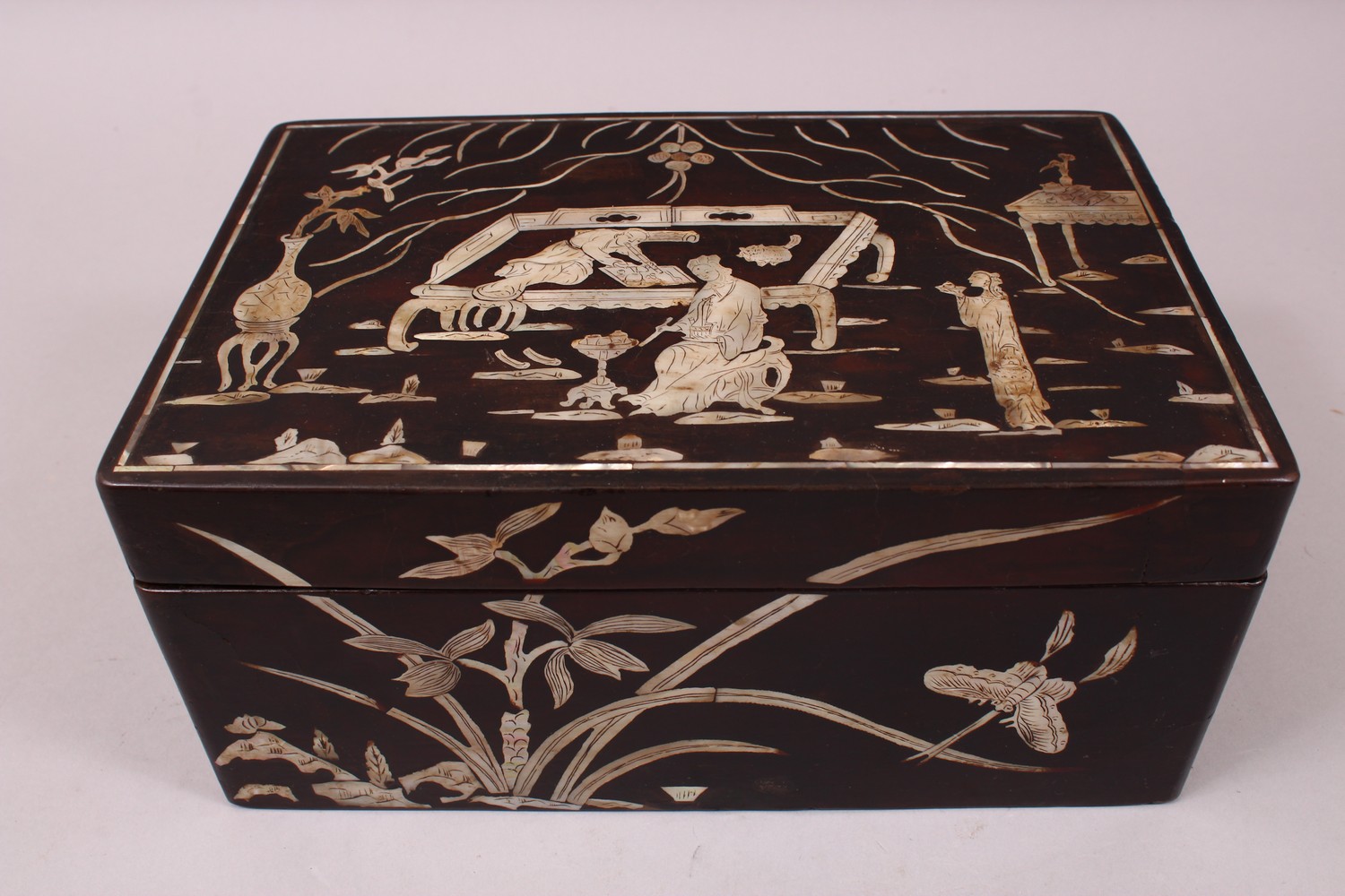 A GOOD 19TH / 20TH CENTURY CHINESE HARDWOOD & INLAID MOTHER OF PEARL OPIUM SMOKERS BOX, the lidded - Image 2 of 9