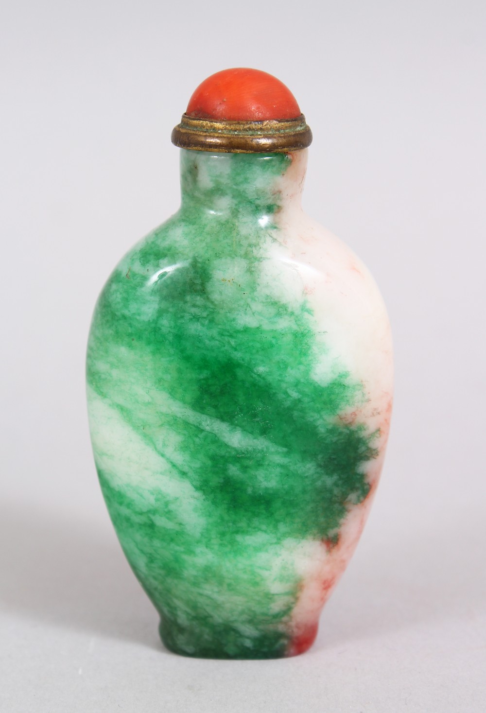 A GOOD 19TH / 20TH CENTURY CHINESE GREEN JADE / JADE LIKE SNUFF BOTTLE, with shades of green,