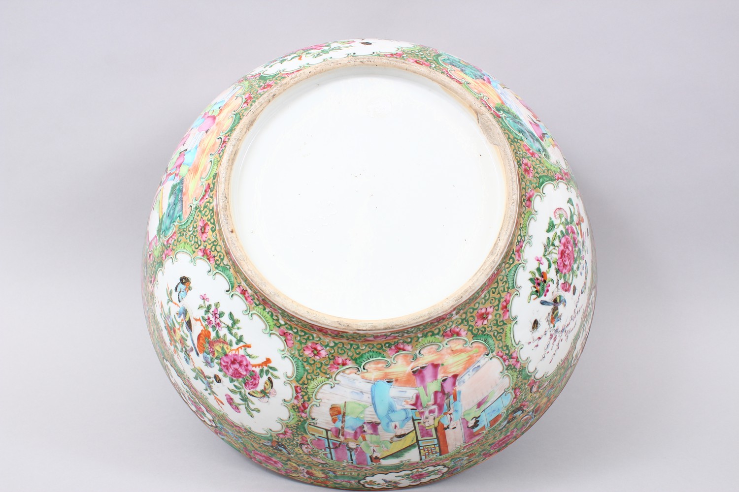 A GOOD 19TH CENTURY CHINESE CANTON FAMILLE ROSE PORCELAIN BOWL / BASIN, the decoration with panels - Image 6 of 7