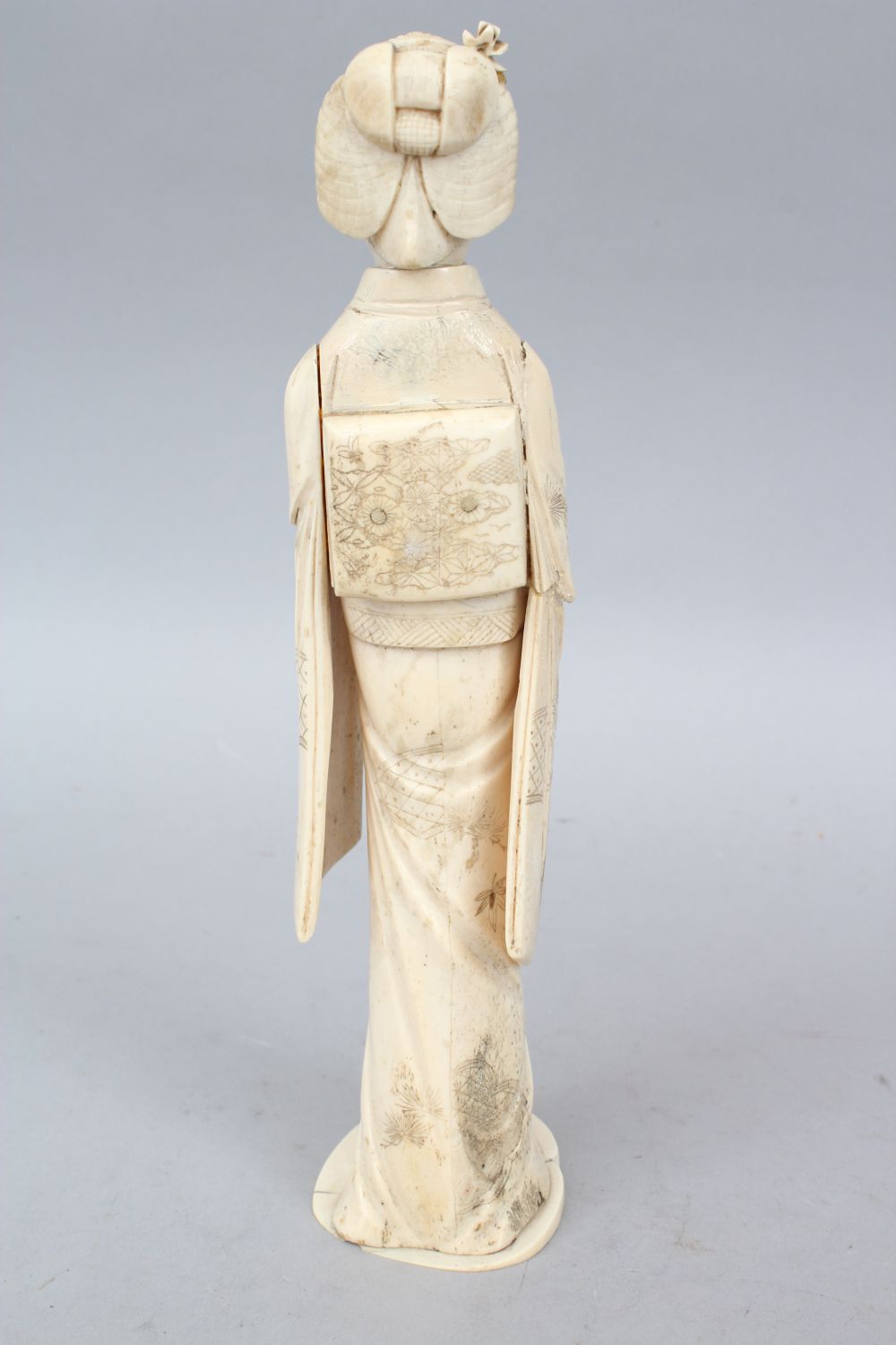 A JAPANESE MEIJI PERIOD CARVED IVORY OKIMONO OF A GEISHA GIRL, the lady stood holding some - Image 3 of 6