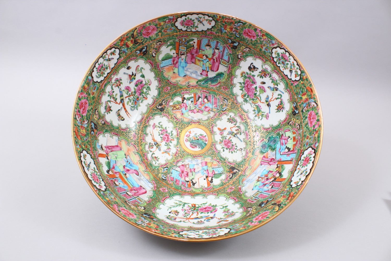 A GOOD 19TH CENTURY CHINESE CANTON FAMILLE ROSE PORCELAIN BOWL / BASIN, the decoration with panels - Image 5 of 7