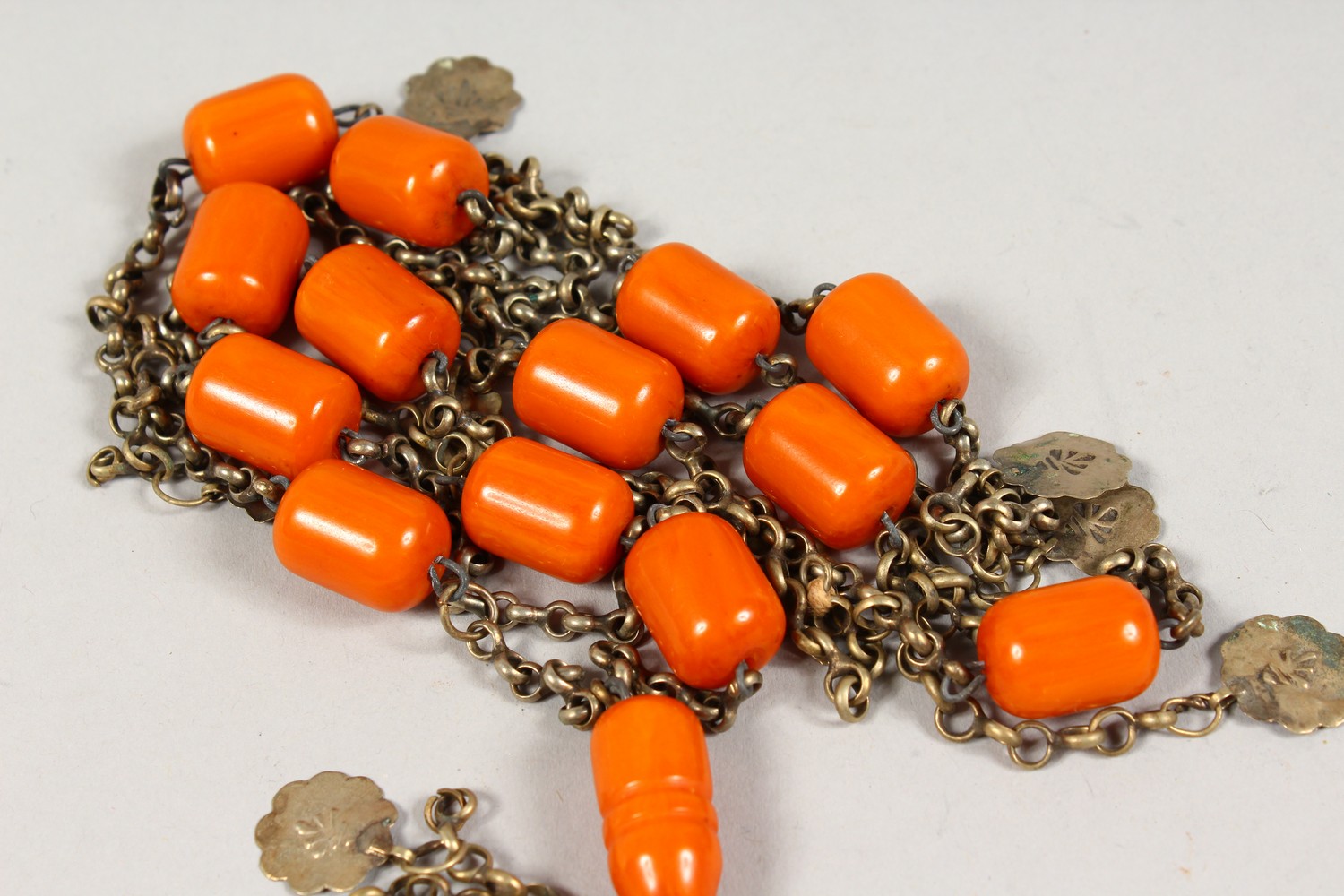 A CHINESE CARVED AMBER BEAD AND WHITE METAL NECKLACE, 104CM LONG. - Image 2 of 5