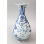 A GOOD 18TH / 19TH CENTURY CHINESE MING STYLE BLUE & WHITE PORCELAIN VASE, the body of the vase