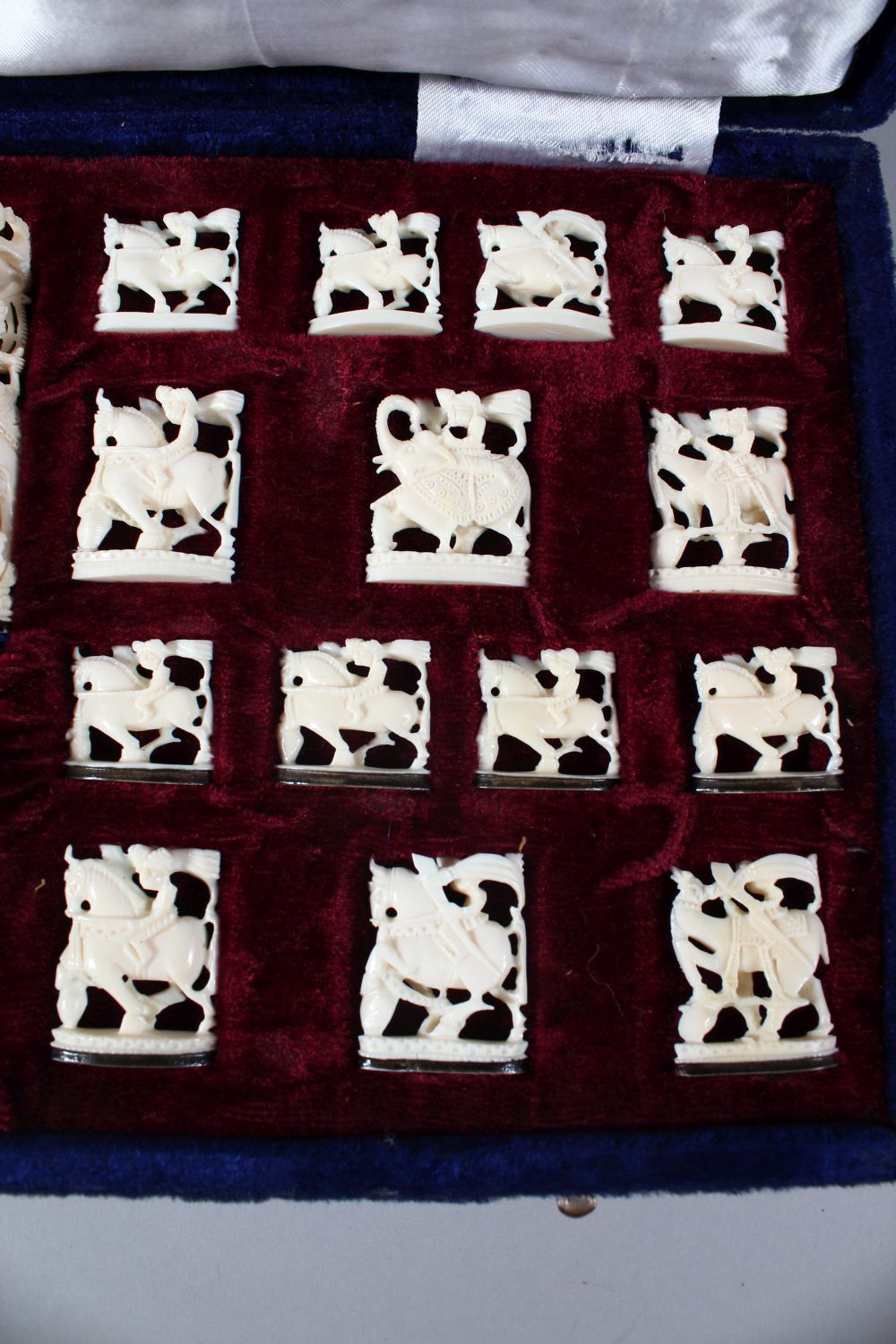 A GOOD 19TH / 20TH CENTURY INDIAN CARVED IVORY CHESS SET IN ORIGINAL BOX, from 10cm high down to 2. - Image 4 of 12