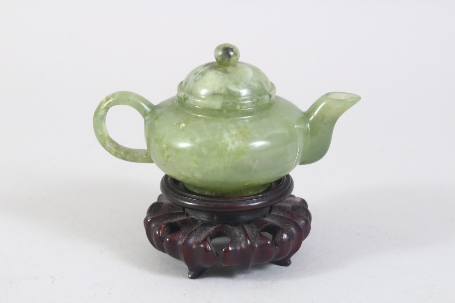 A CHINESE MOTTLED GREEN JADE TEA POT ON PIERCED AND CARVED STAND, 10cm wide. - Image 3 of 6