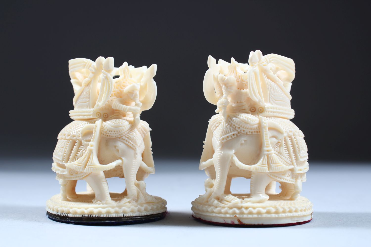 A GOOD 19TH / 20TH CENTURY INDIAN CARVED IVORY CHESS SET IN ORIGINAL BOX, from 10cm high down to 2. - Image 9 of 12