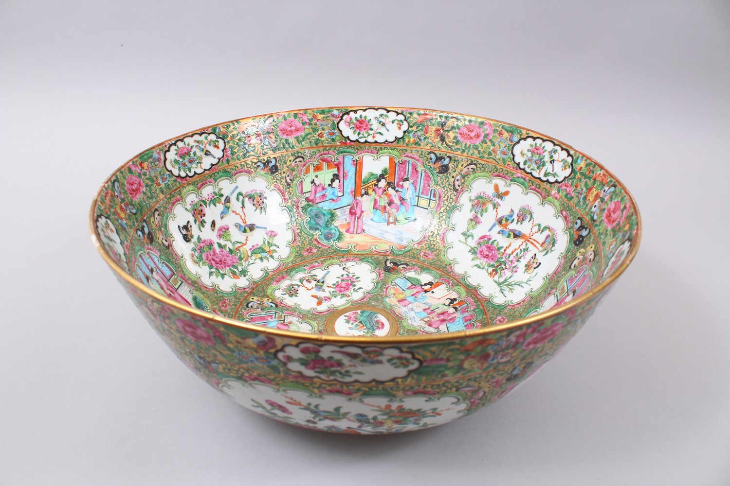 A GOOD 19TH CENTURY CHINESE CANTON FAMILLE ROSE PORCELAIN BOWL / BASIN, the decoration with panels - Image 4 of 7