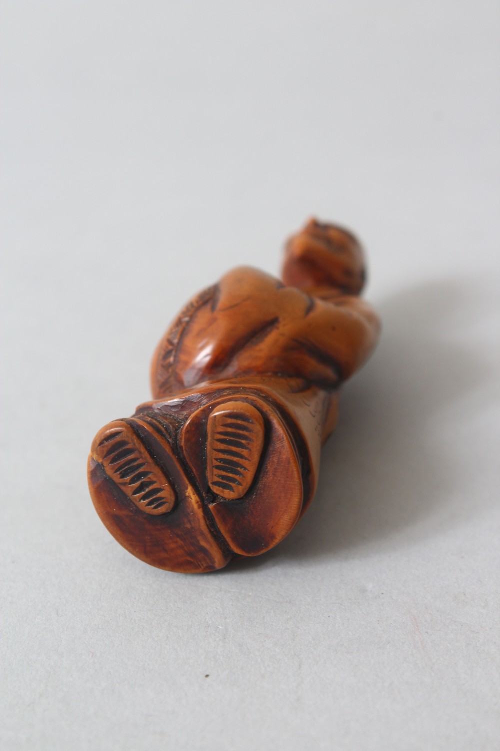 A JAPANESE MEIJI PERIOD CARVED WOODEN NETSUKE OF A CHINESE LITERATUS, stood holding his hands - Image 5 of 5