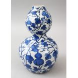 A GOOD CHINESE BLUE & WHITE DOUBLE GOURD PORCELAIN VASE, the body of the vase decorated with fruit