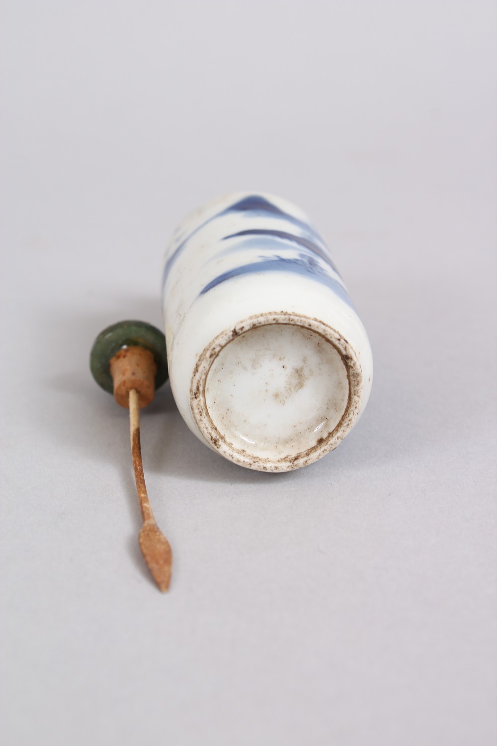 A GOOD 19TH CENTURY CHINESE BLUE & WHITE PORCELAIN SNUFF BOTTLE,decorated with scenes of landscapes, - Image 4 of 4