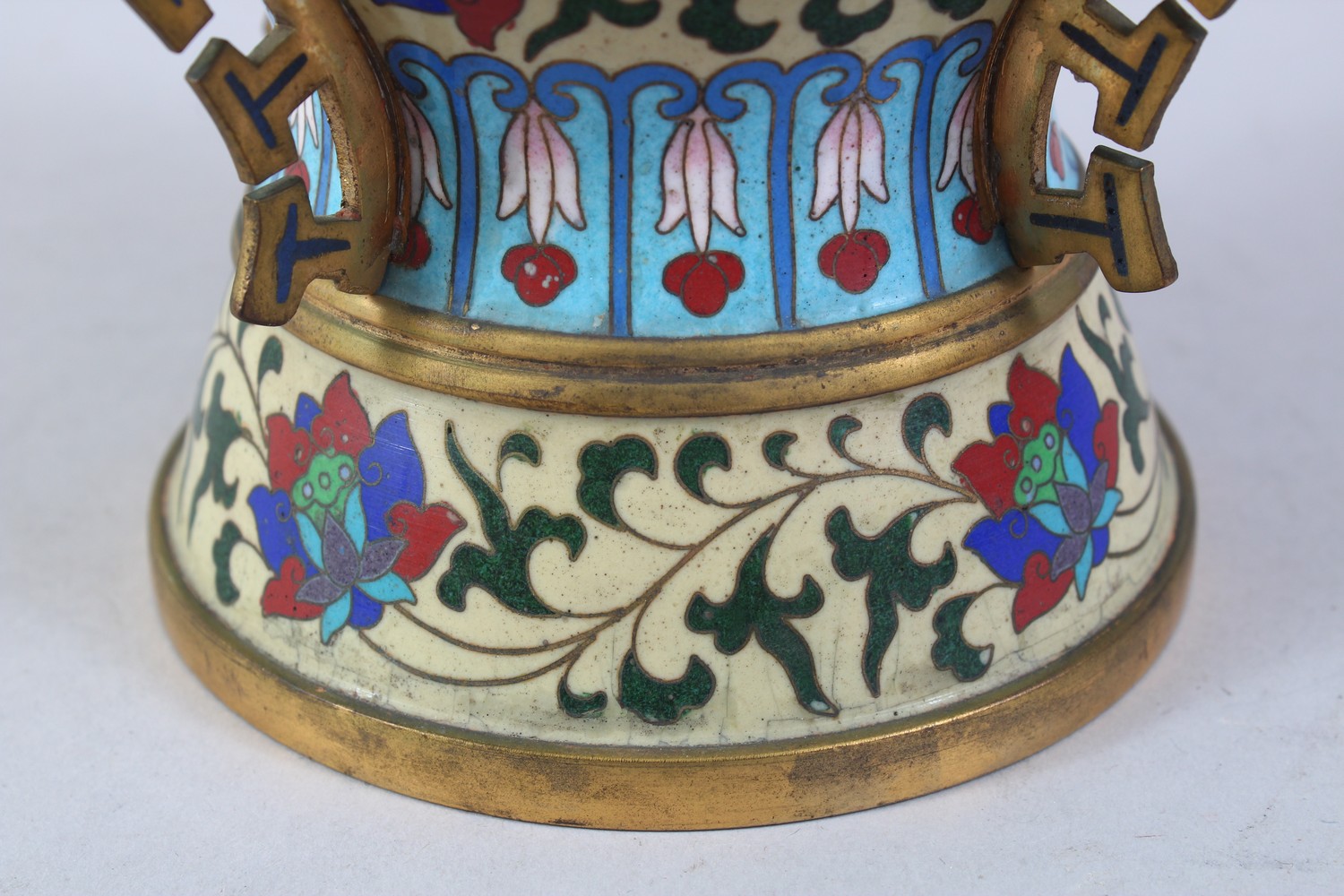 A FINE QUALITY 20TH CENTURY CHINESE CLOISONNE VASE, the vase with a pale yellow ground with formal - Image 7 of 8