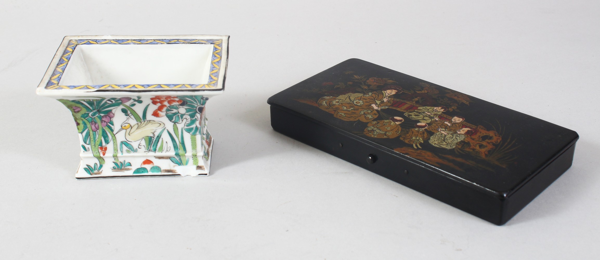 A 20TH CENTURY ORIENTAL LACQUER BOX & A SMALL JAPANESE JARDINIERE, The box decorated in gilt with