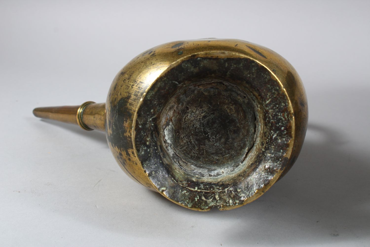 AN 18TH CENTURY MUGHAL INDIAN BRASS EWER & BASIN, the ewer 27cm high x 26cm wide. the basin 15cm - Image 6 of 6