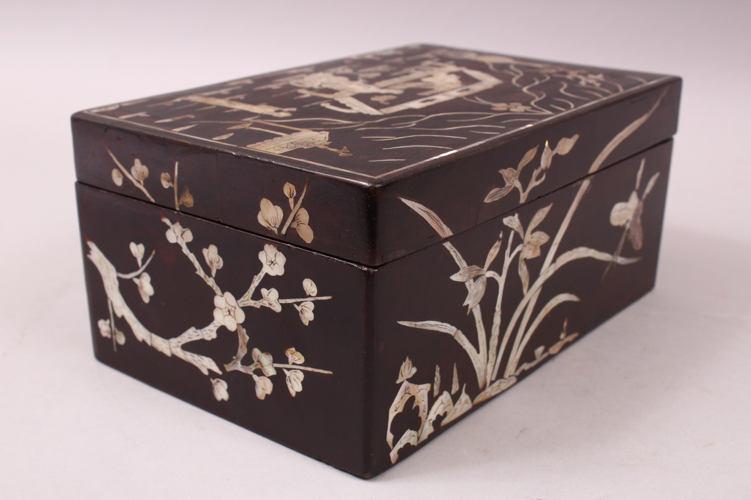 A GOOD 19TH / 20TH CENTURY CHINESE HARDWOOD & INLAID MOTHER OF PEARL OPIUM SMOKERS BOX, the lidded - Image 5 of 9