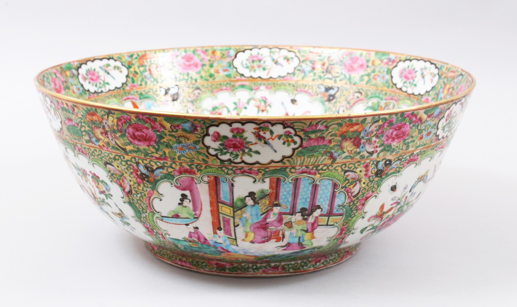 A GOOD 19TH CENTURY CHINESE CANTON FAMILLE ROSE PORCELAIN BOWL / BASIN, the decoration with panels