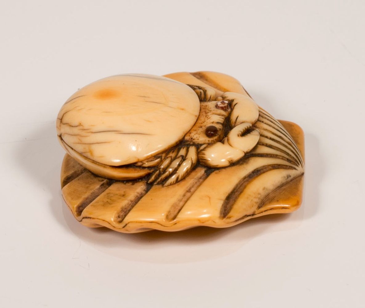 A JAPANESE EDO PERIOD CARVED IVORY NETSUKE OF CRAB & SHELLS, the crab upon the shell, the crabs eyes - Image 2 of 8
