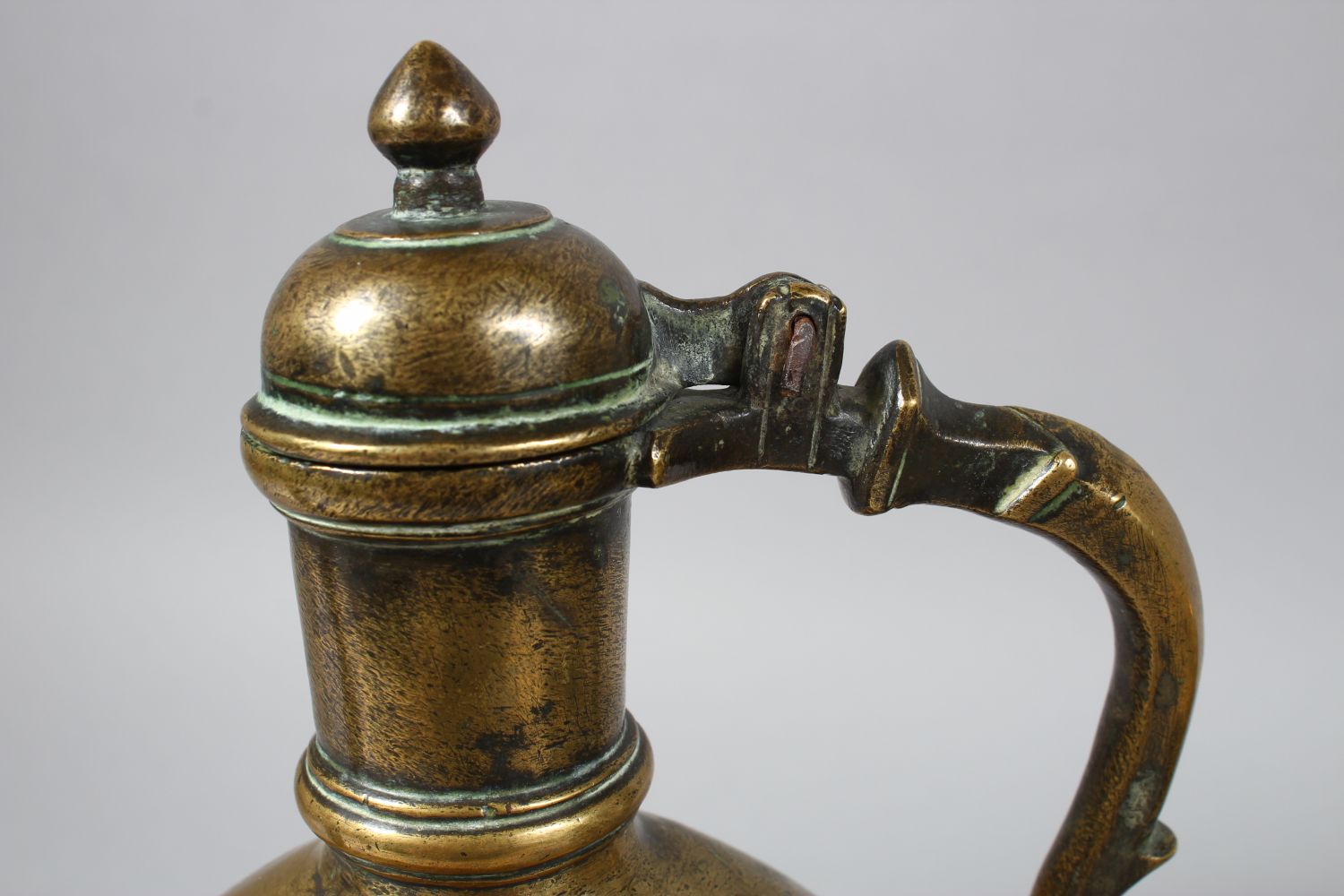 AN 18TH CENTURY MUGHAL INDIAN BRASS EWER & BASIN, the ewer 27cm high x 26cm wide. the basin 15cm - Image 3 of 6