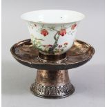 A GOOD 19TH / 20TH CENTURY CHINESE FAMILLE ROSE PORCELAIN BOWL, depicting painted scenes of