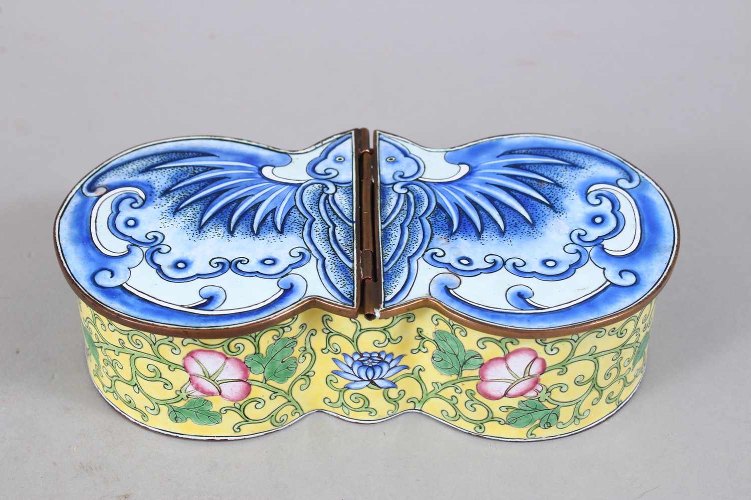 A GOOD 19TH / 20TH CENTURY CHINESE CANTON ENAMEL HINGED & LIDDED BOX IN THE FORM OF A BAT, with - Image 3 of 4