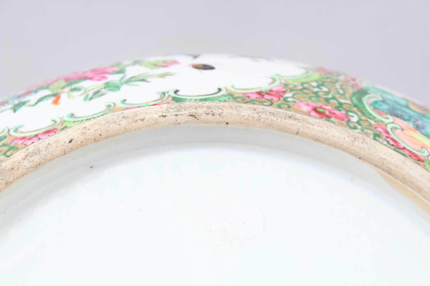 A GOOD 19TH CENTURY CHINESE CANTON FAMILLE ROSE PORCELAIN BOWL / BASIN, the decoration with panels - Image 7 of 7