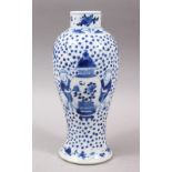 A GOOD 19TH CENTURY CHINESE KANGXI STYLE BLUE & WHITE PORCELAIN VASE