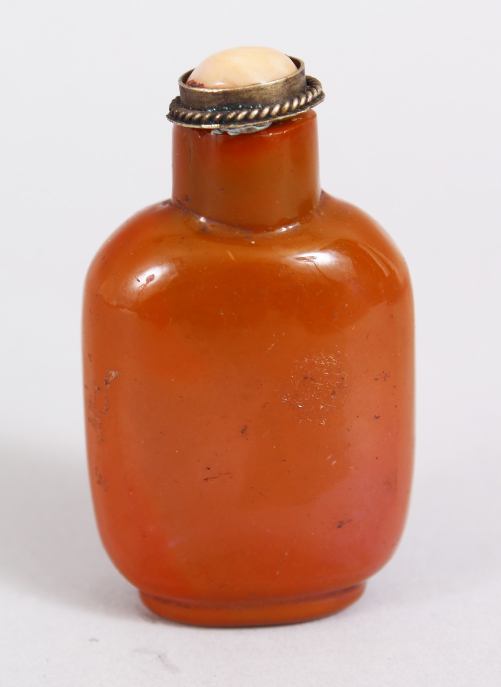 A 19TH / 20TH CENTURY CHINESE CARVED HARD STONE / AGATE / SOAPSTONE SNUFF BOTTLE, with hard stone