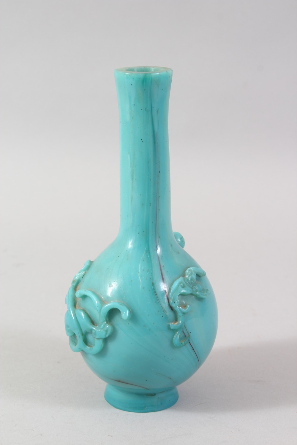 A GOOD 19TH CENTURY CHINESE PEKING GLASS BOTTLE VASE, with moulded decoration to the body - Image 3 of 5