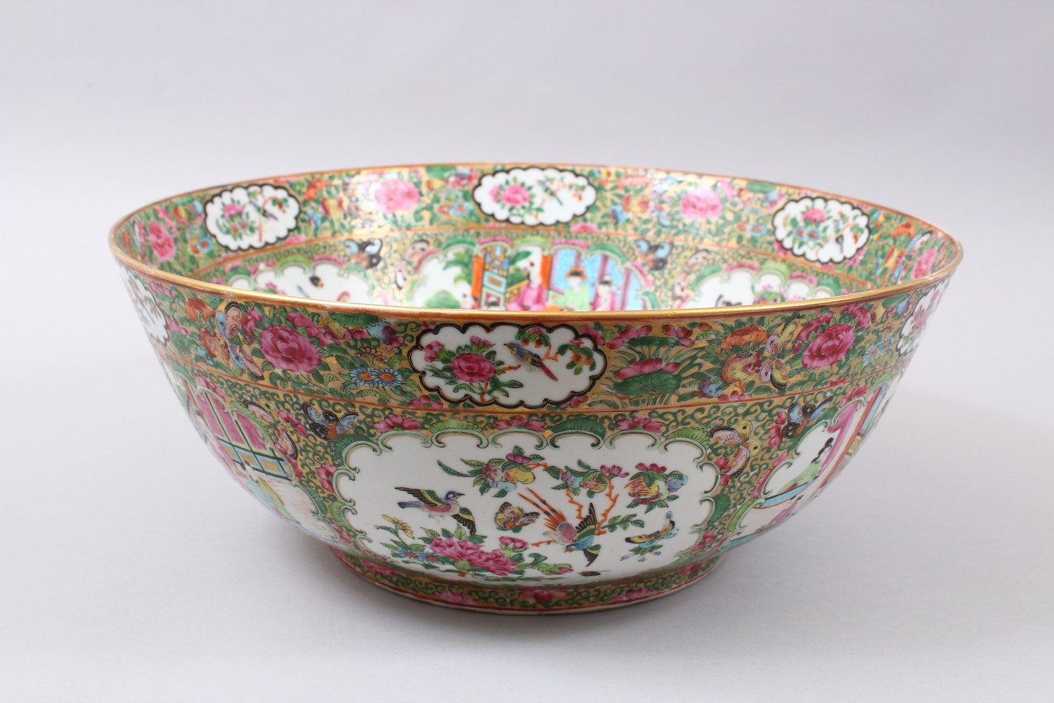 A GOOD 19TH CENTURY CHINESE CANTON FAMILLE ROSE PORCELAIN BOWL / BASIN, the decoration with panels - Image 2 of 7