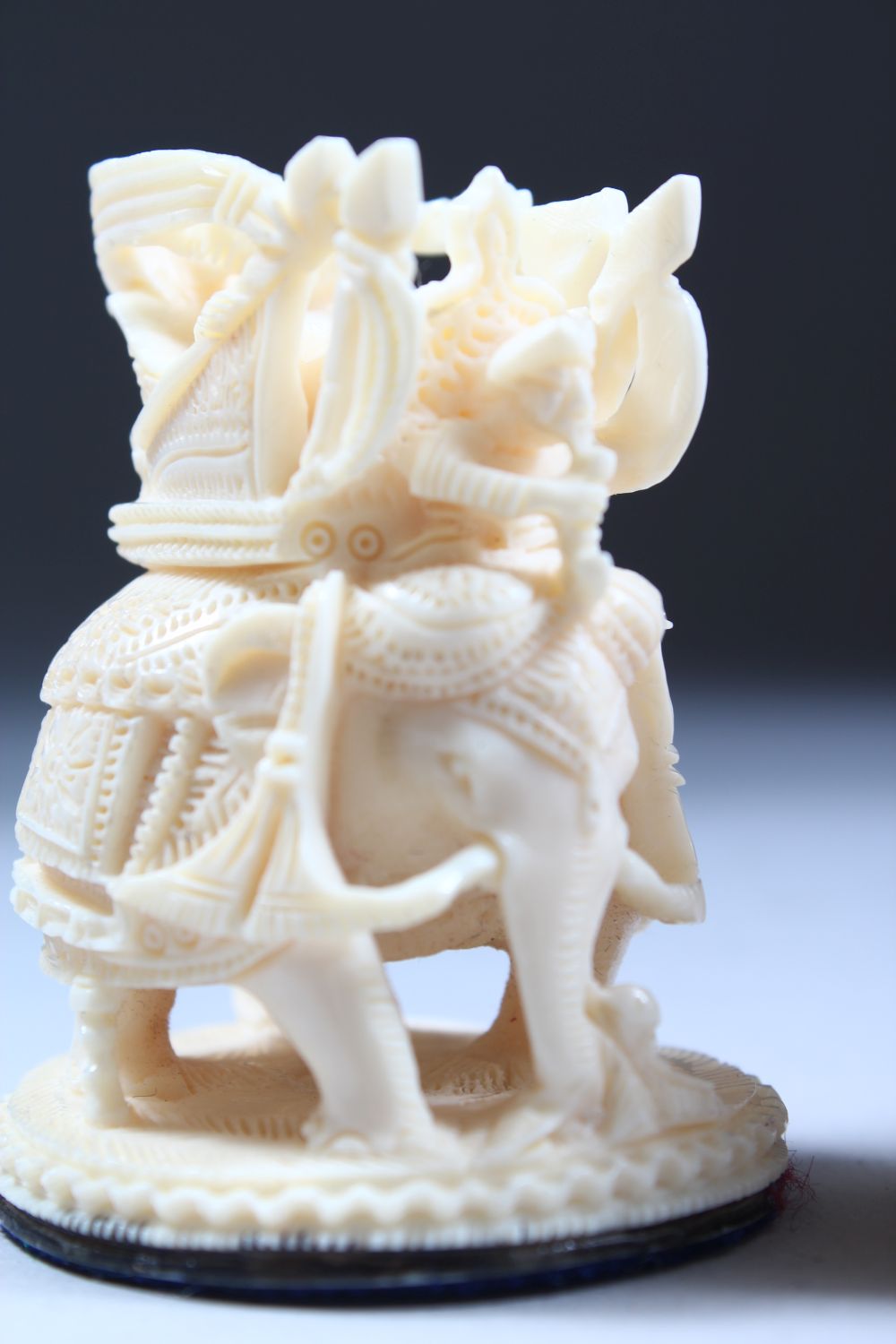 A GOOD 19TH / 20TH CENTURY INDIAN CARVED IVORY CHESS SET IN ORIGINAL BOX, from 10cm high down to 2. - Image 10 of 12