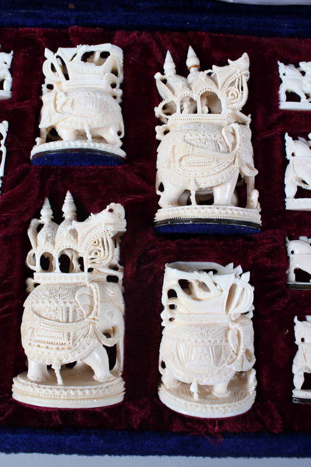 A GOOD 19TH / 20TH CENTURY INDIAN CARVED IVORY CHESS SET IN ORIGINAL BOX, from 10cm high down to 2. - Image 3 of 12