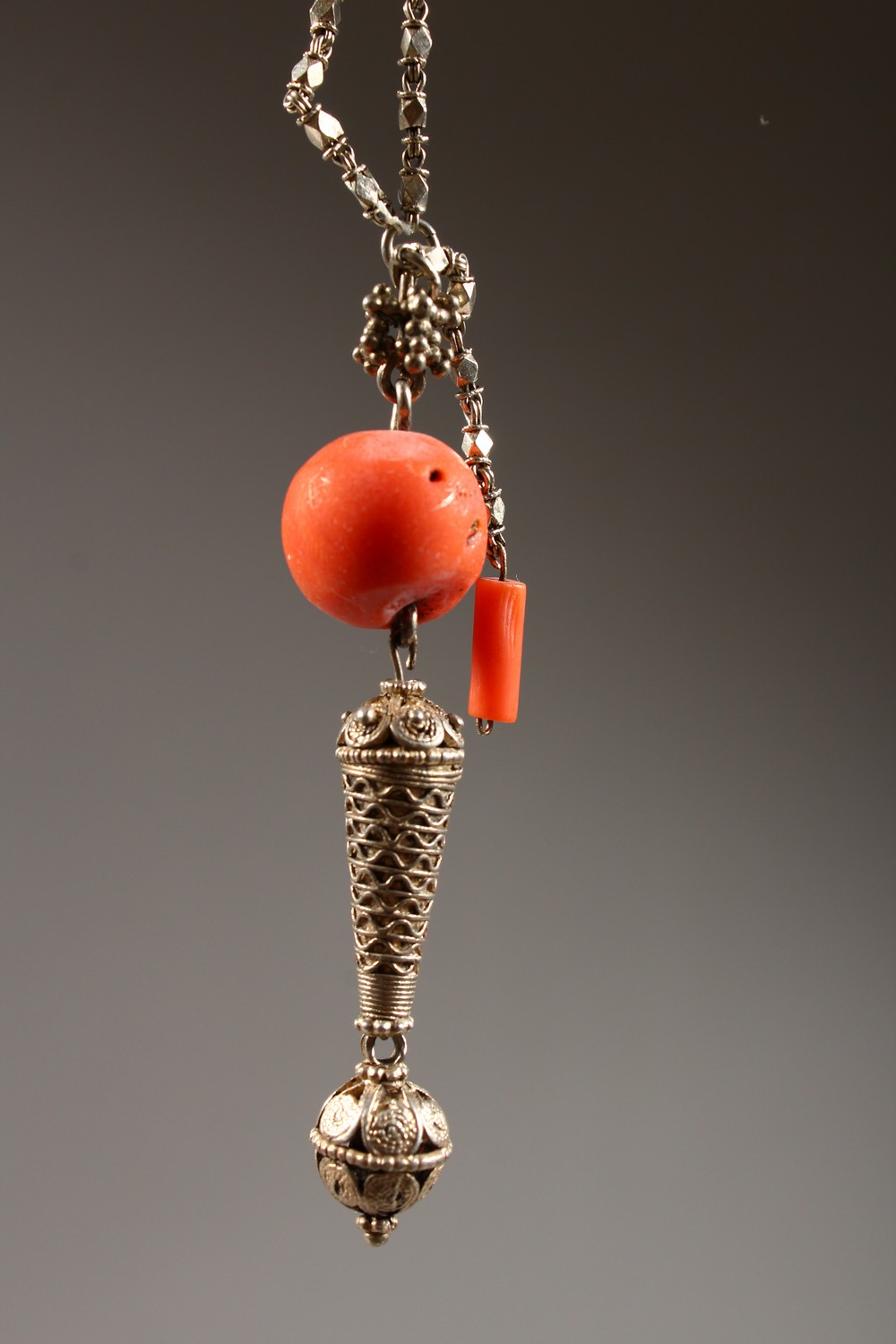 AN INDIAN CORAL AND WHITE METAL NECKLACE, 90CM LONG. - Image 2 of 7