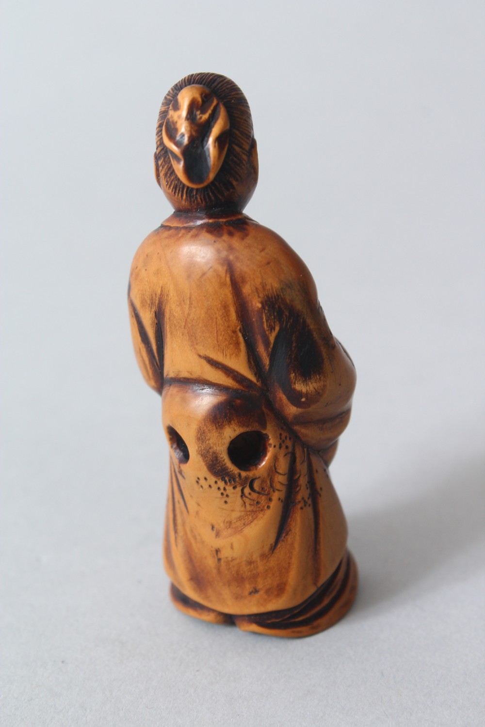 A JAPANESE MEIJI PERIOD CARVED WOODEN NETSUKE OF A CHINESE LITERATUS, stood holding his hands - Image 3 of 5