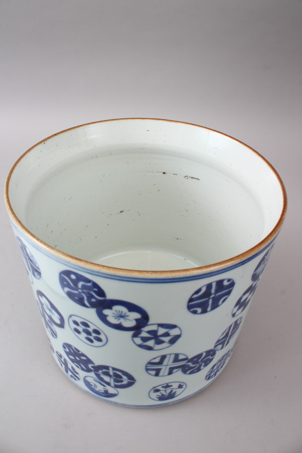 A GOOD 19TH / 20TH CENTURY CHINESE BLUE & WHITE PORCELAIN JARDINIERE, the body of the pot - Image 7 of 8