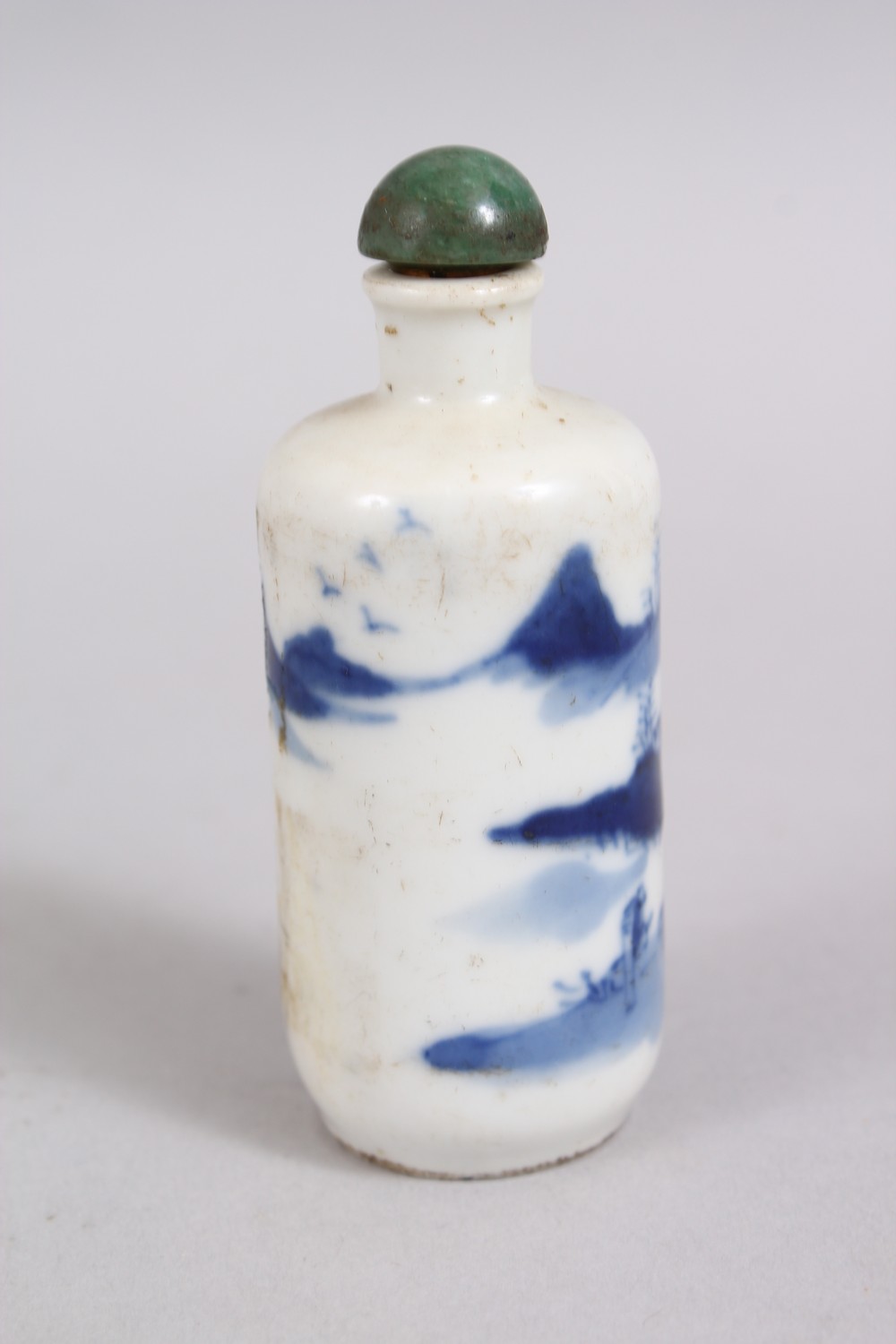 A GOOD 19TH CENTURY CHINESE BLUE & WHITE PORCELAIN SNUFF BOTTLE,decorated with scenes of landscapes, - Image 2 of 4