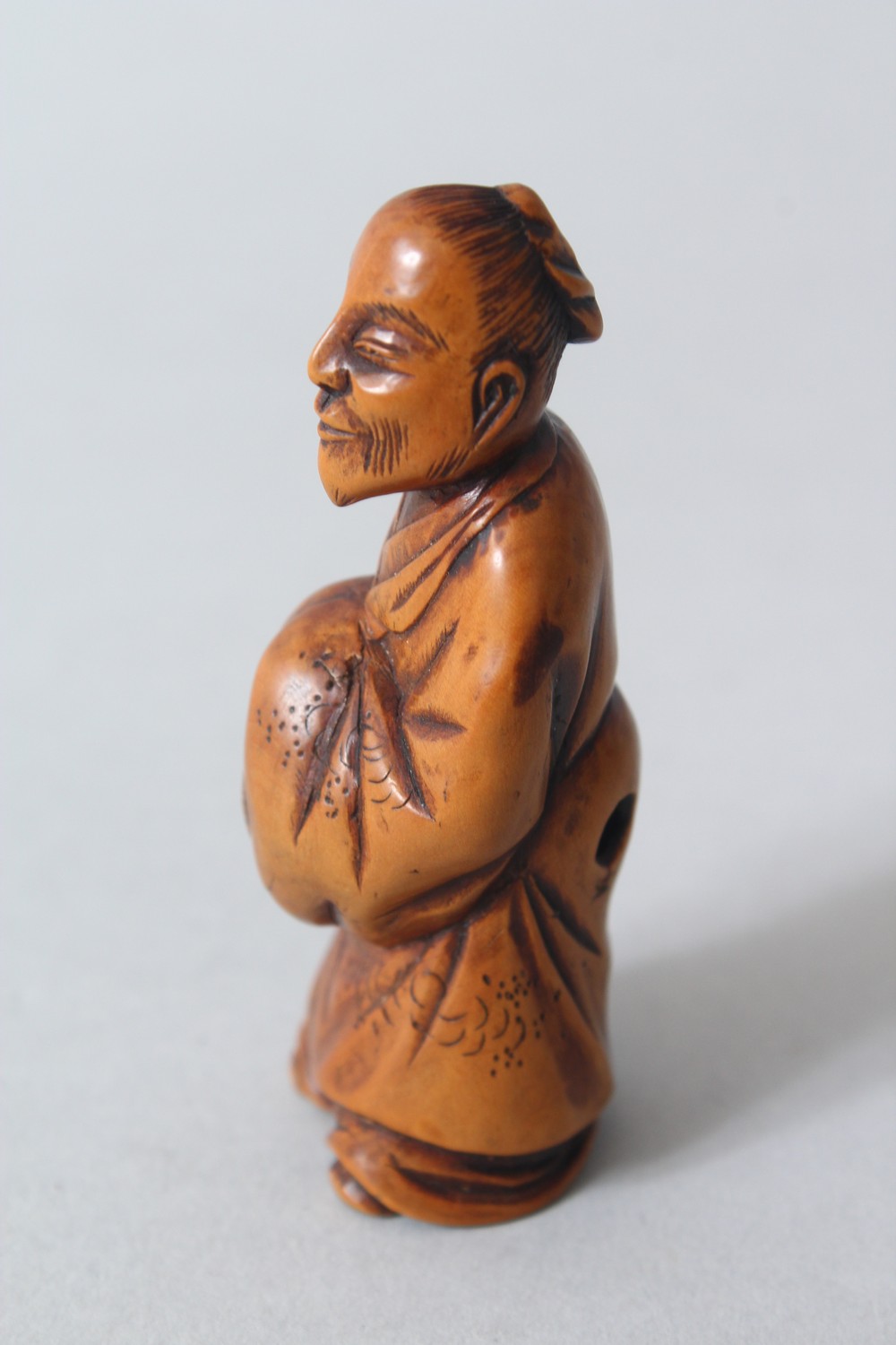 A JAPANESE MEIJI PERIOD CARVED WOODEN NETSUKE OF A CHINESE LITERATUS, stood holding his hands - Image 4 of 5