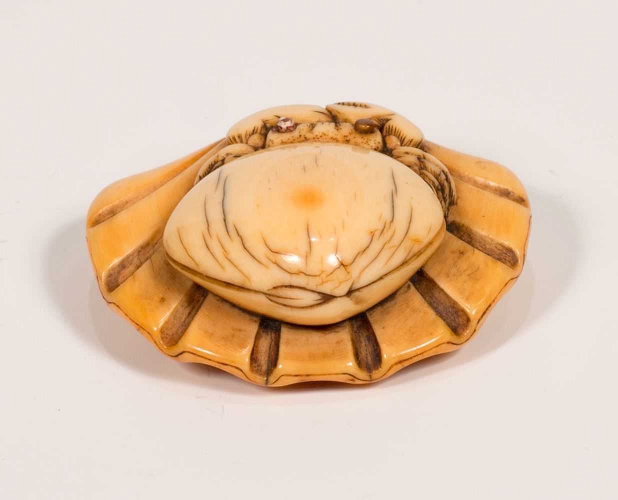 A JAPANESE EDO PERIOD CARVED IVORY NETSUKE OF CRAB & SHELLS, the crab upon the shell, the crabs eyes - Image 4 of 8
