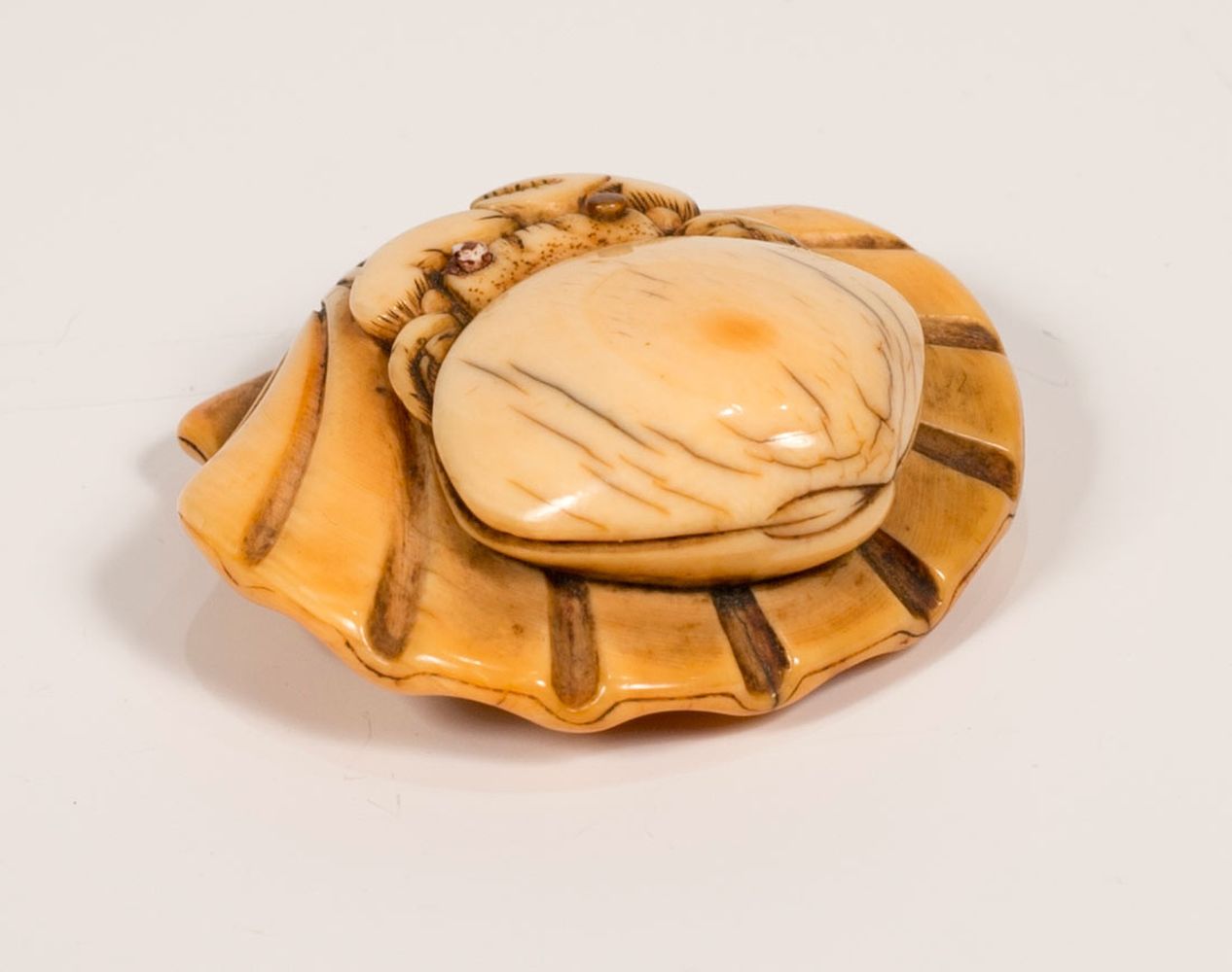 A JAPANESE EDO PERIOD CARVED IVORY NETSUKE OF CRAB & SHELLS, the crab upon the shell, the crabs eyes - Image 5 of 8